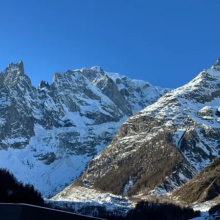 The Queen In The Snow * Courmayeur